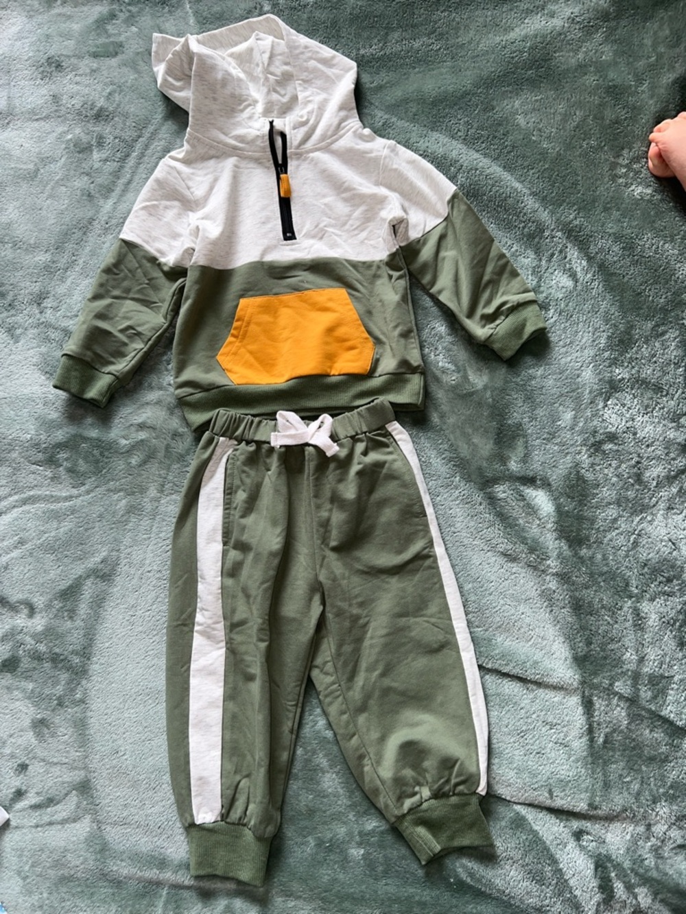 Toddler Boys Two-Piece Hoodie & Jogger Set - Olive, White & Mustard✨New
